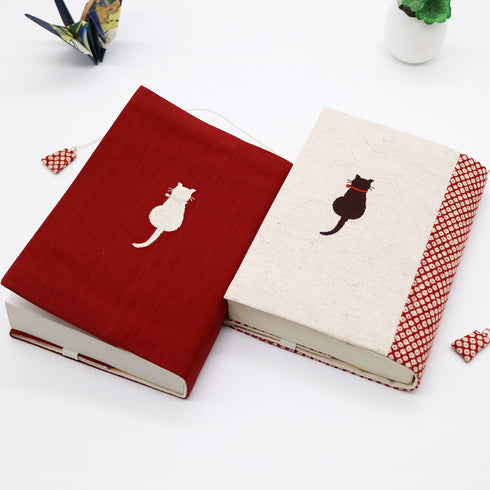 sheepsleep ブックカバー 文庫判「しっぽ猫」 生成・赤 日本製 刺繍