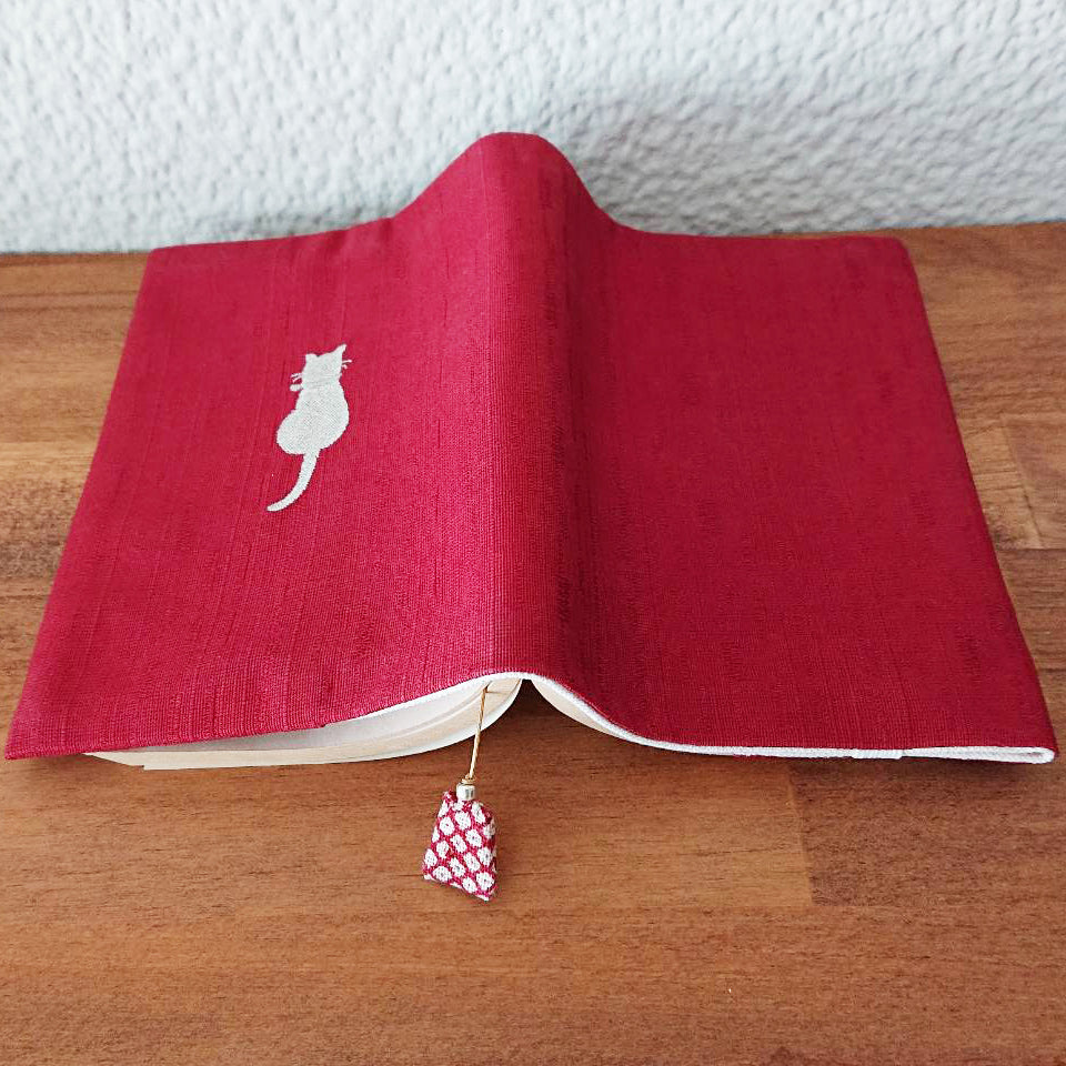 sheepsleep ブックカバー 文庫判「しっぽ猫」赤 日本製 刺繍