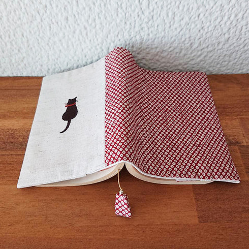 sheepsleep ブックカバー 文庫判「しっぽ猫」 生成・赤 日本製 刺繍