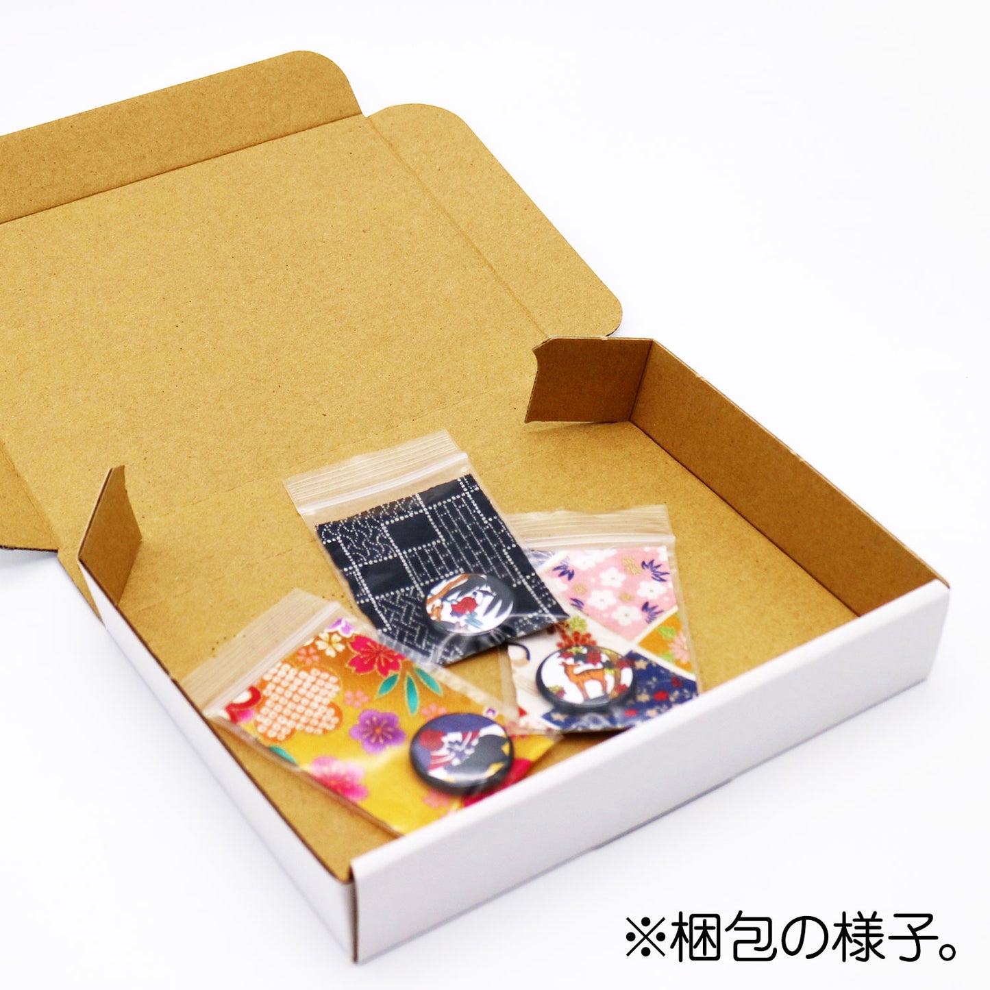 花札缶バッジ「冬セット」:10月【紅葉に鹿】、11月【柳に小野道風】、12月【霧に鳳凰】