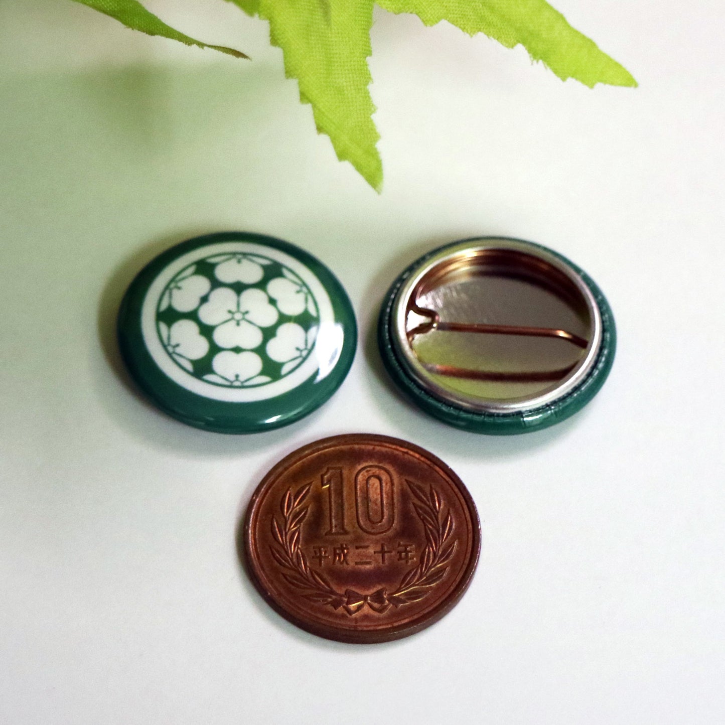 【丸に七つ片喰】缶バッジ3個セット:戦国武将家紋-長曾我部元親【木賊色】