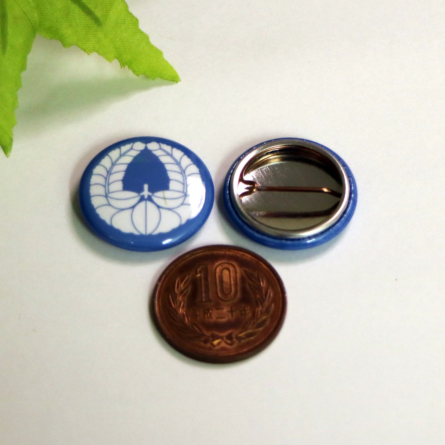 【下り藤】 缶バッジ: 戦国武将家紋-後藤又兵衛【紺藤】