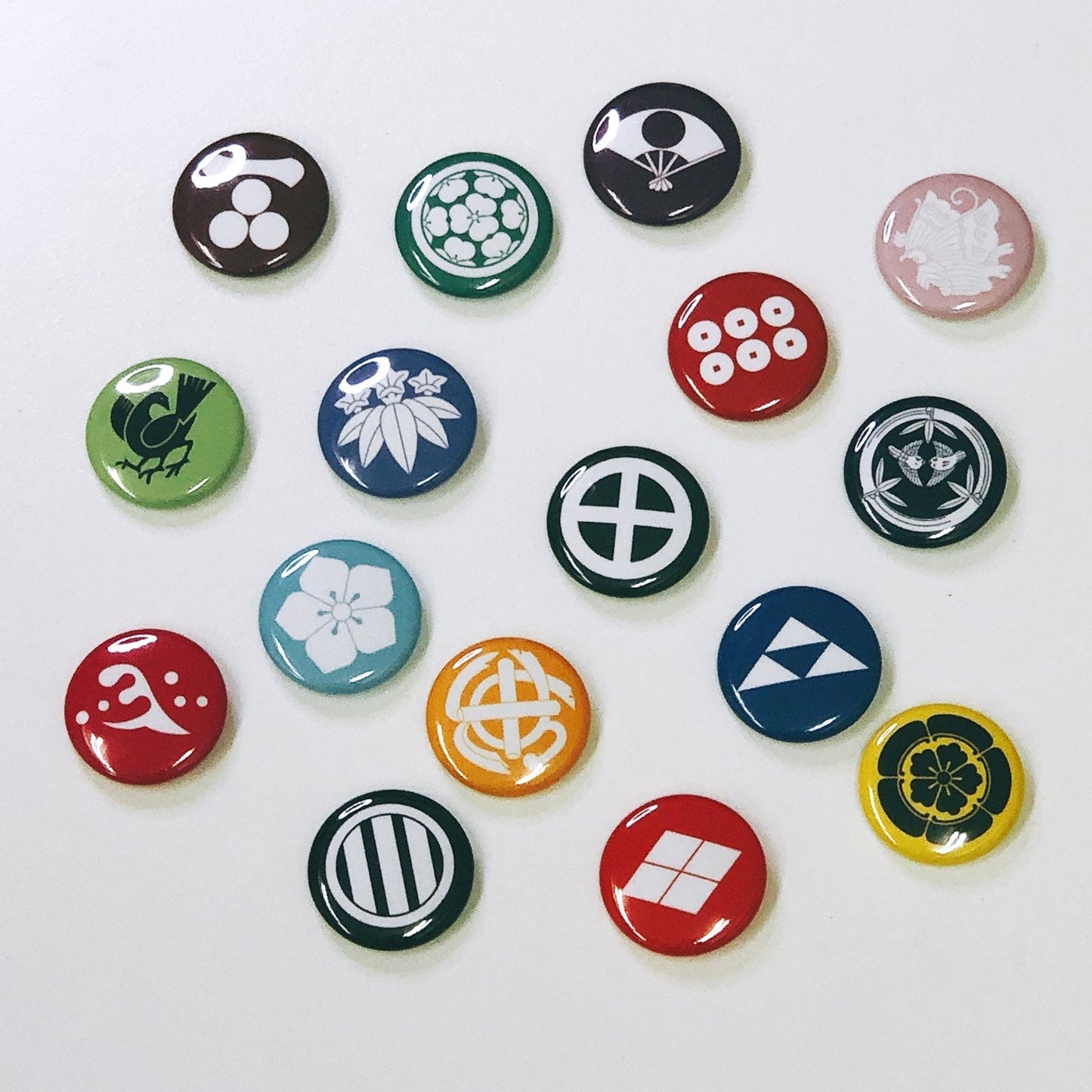 【左三つ巴】缶バッジ3個セット:戦国武将家紋-山本勘助【赤銅色】
