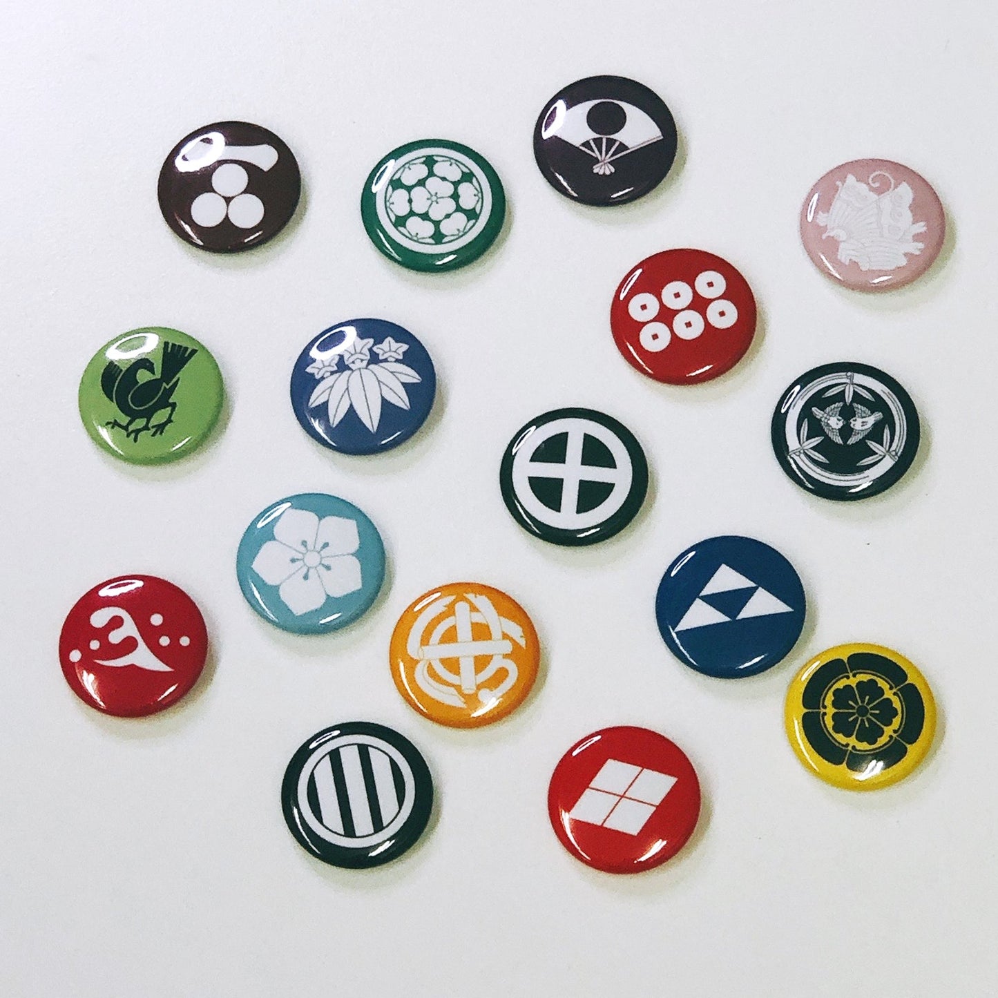 【変り十二日足】缶バッジ:戦国武将家紋-龍造寺隆信【紅緋】