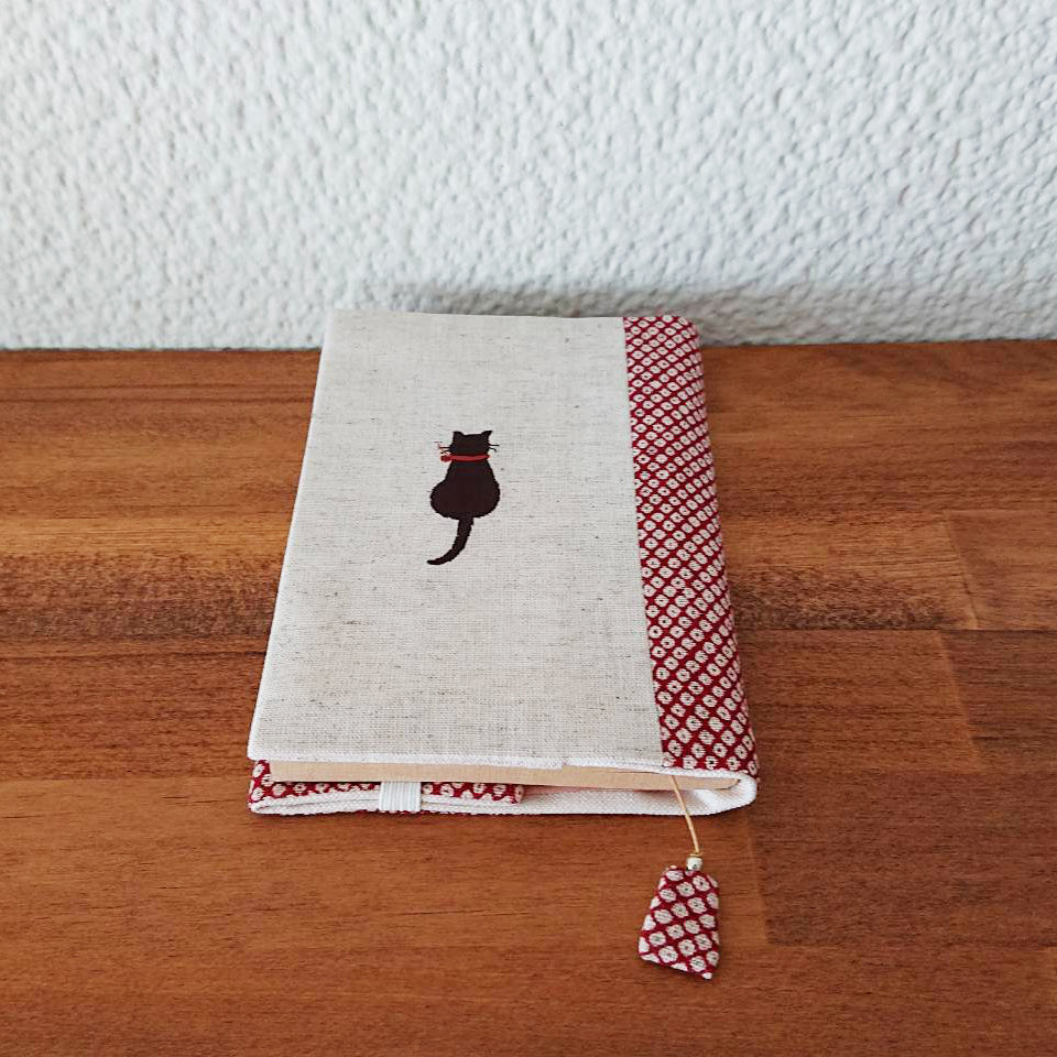 sheepsleep ブックカバー  文庫判「しっぽ猫」 生成・赤 日本製 刺繍