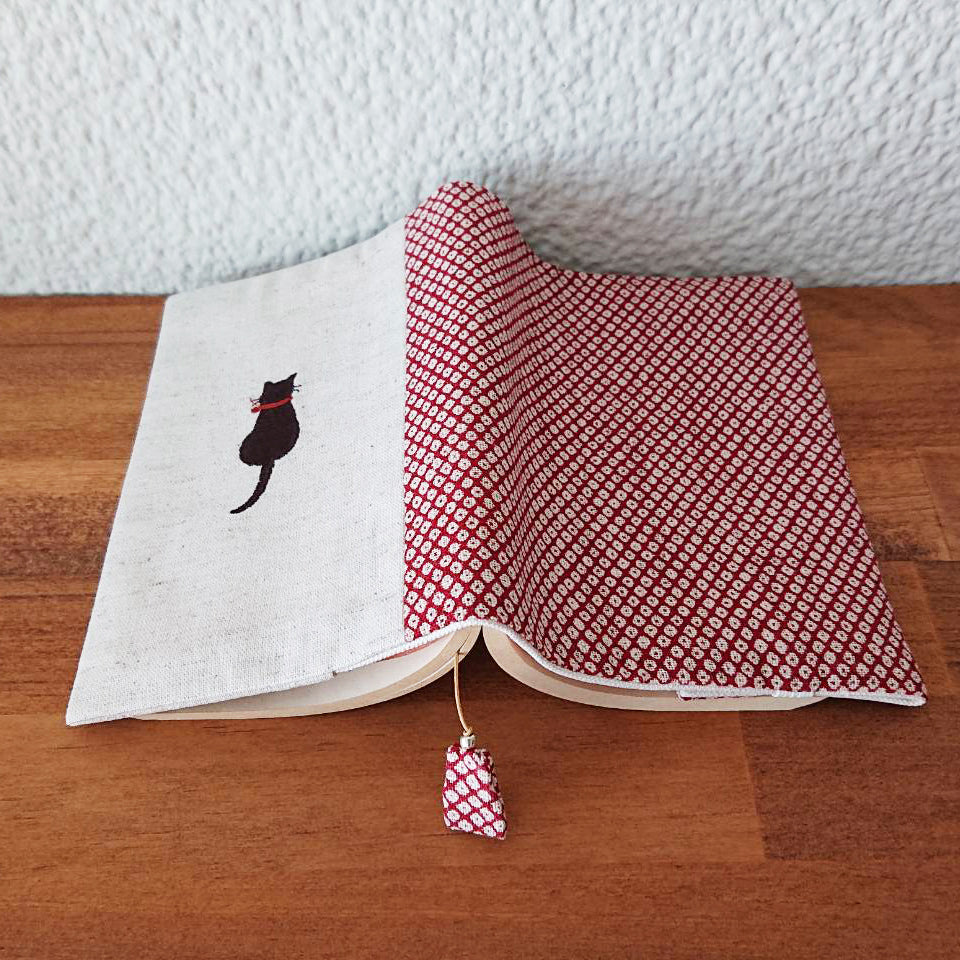 sheepsleep ブックカバー  文庫判「しっぽ猫」 生成・赤 日本製 刺繍