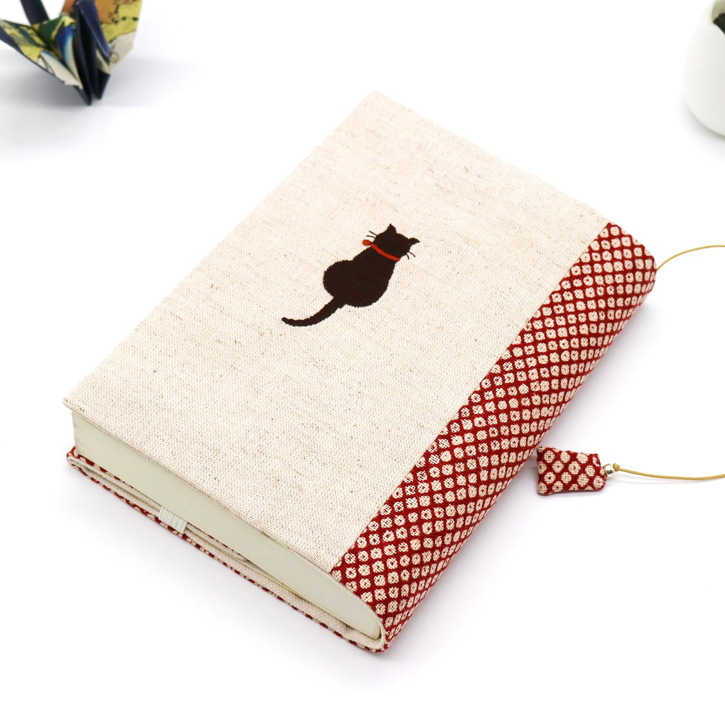 sheepsleep ブックカバー  文庫判「しっぽ猫」 生成・赤 日本製 刺繍