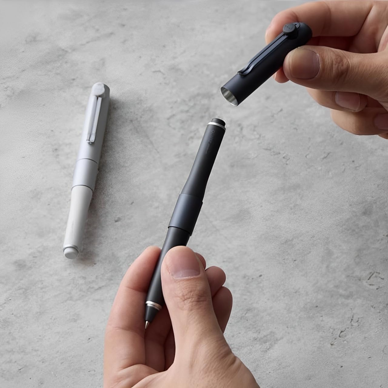 【2本セット】ユニボール ZENTO シグネチャーペン（0.38mm シルバー & 0.5mm メタリックブラック）+ 替芯6本付き（赤／青／黒）