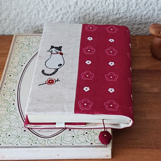 sheepsleep ブックカバー 文庫本カバー 「はちわれ猫」 臙脂色 刺繍