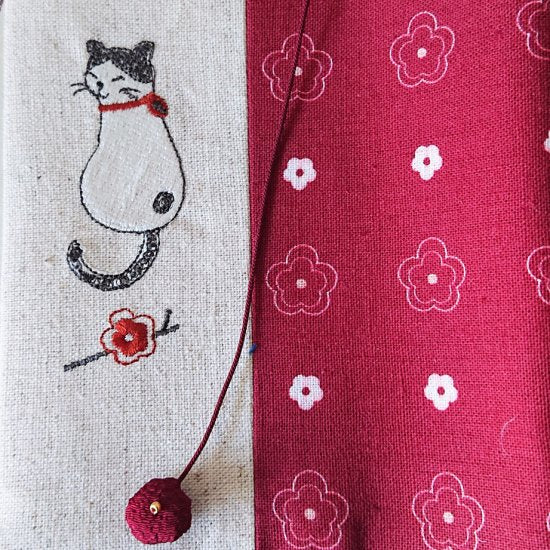 sheepsleep ブックカバー 文庫判 「はちわれ猫」 臙脂色 刺繍 日本製