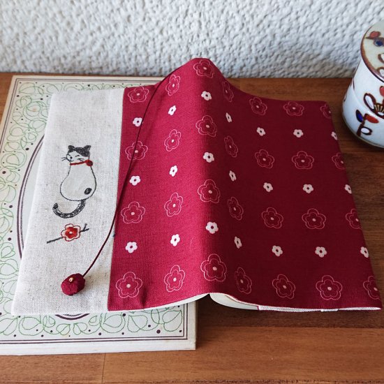 sheepsleep ブックカバー 文庫判 「はちわれ猫」 臙脂色 刺繍 日本製